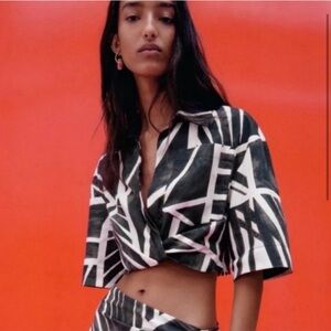 ZARA PRINTED CROPPED Top Blouse BLOGGERS FAV BLACK  WHITE  XS Geo Wrap V-Neck‎